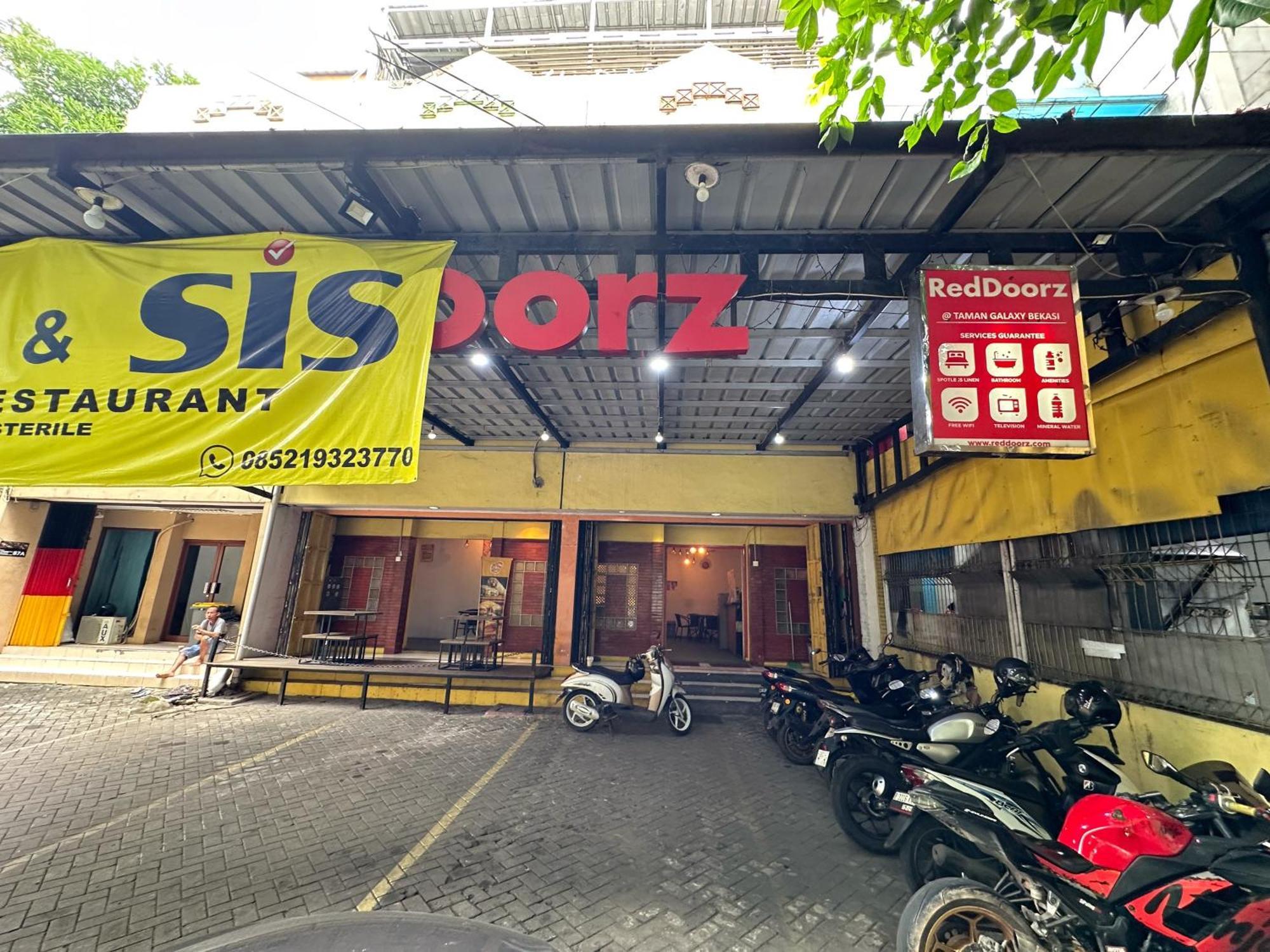 فندق Reddoorz At Taman Galaxy بيكاسي المظهر الخارجي الصورة